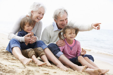 Los abuelos y abuelas apoyo fundamental en la familia y su rol imprescindible en la sociedad