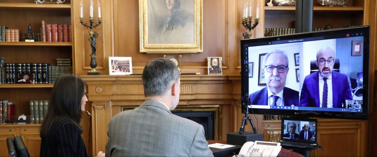 VIDEOCONFERENCIA DE SUS MAJESTADES LOS REYES CON EL PRESIDENTE DE LA SOCIEDAD ESPAÑOLA DE 